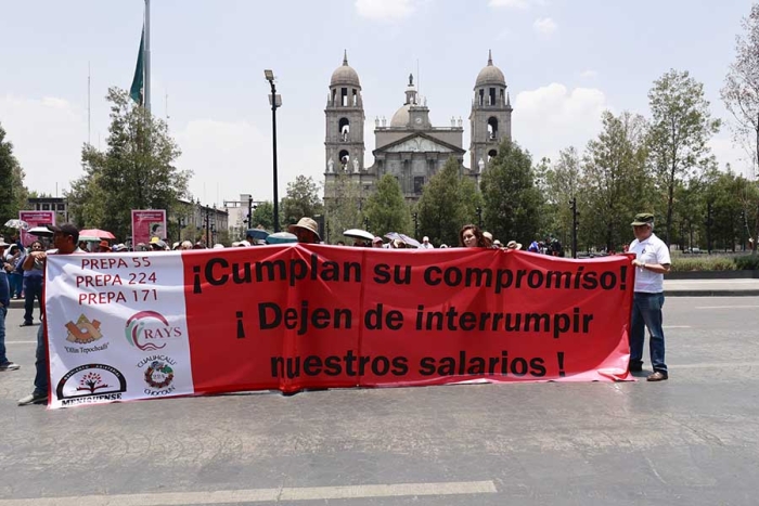 Profesores de la zona oriente del Estado de México se manifestaron este día frente a palacio de gobierno