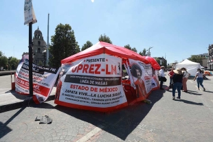 Como medida de presión, más de cuatro mil catedráticos se sumaron a la protesta para exigir al gobierno estatal que atienda sus peticiones.