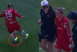 Faustine Robert, atacante del Toluca Femenil, se lastimó el tobillo tras quedar atrapado su botín en un sector suelto de la cancha del Estadio Cuauhtémoc, evidenciando el mal estado del terreno de juego.