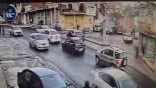 En la grabación se observa cómo dos vehículos particulares le bloquean el paso
