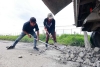 Transportistas tapan baches en avenida de las Partidas en Toluca