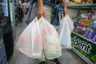 Para efectos de esta norma, se entenderá como &quot;plásticos de un solo uso”