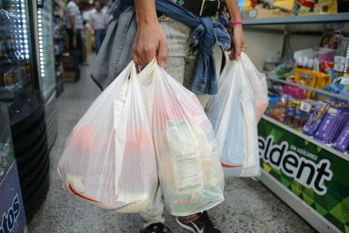 Para efectos de esta norma, se entenderá como "plásticos de un solo uso”