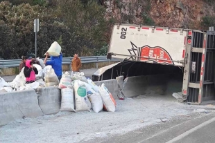 Los trabajos para levantar el material continúan por lo que la carretera ha sido cerrada a la circulación