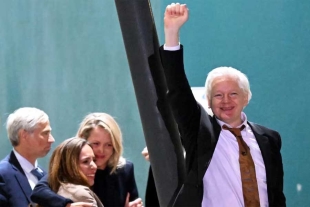 Assange, fue recogido en el aeropuerto por su esposa, Stella Assange, y sus dos hijos