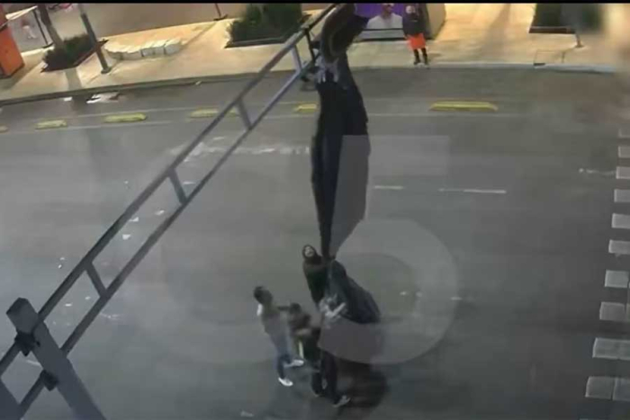 Paracaidista queda atorado en semáforo del Centro de CDMX