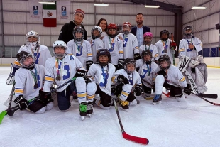 La ceremonia incluyó exhibiciones de patinaje artístico y hockey sobre hielo