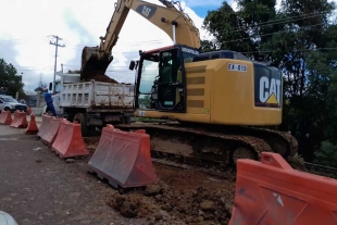 Los camiones de carga y tráiler también aprovecharon la apertura aún cuando las autoridades señalaron que no podrían circular por este punto. 