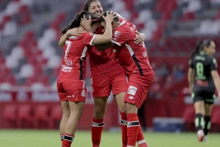 El duelo comenzó parejo, con opciones en ambas áreas, pero las porteras se encargaron de mantener el 0-0 en la primera mitad.