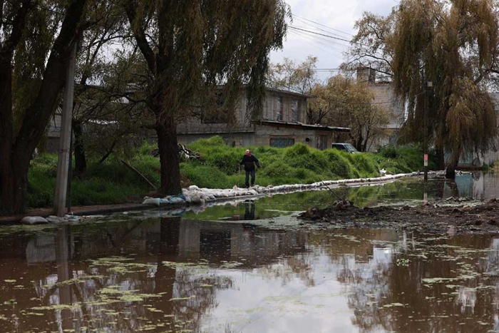 Vecinos de San Pedro Tultepec cumplen 20 días bajo el agua