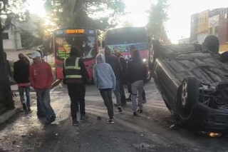 Automóvil vuelca por exceso de velocidad en San Francisco Tlalcilalcalpan