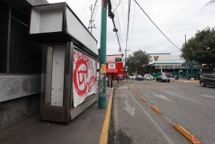 Puesto de periódicos invade banqueta
