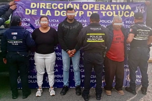 En el lugar, los oficiales sorprendieron a los tres sujetos en flagrancia mientras realizaban labores de cobro.