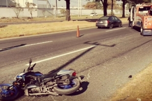 De acuerdo con testigos el joven manejaba a exceso de velocidad lo que provocó que no pudiera manipular la motocicleta 