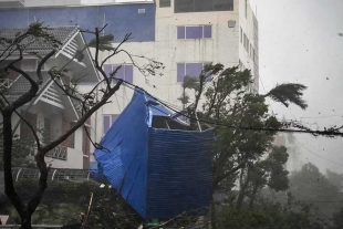 La tormenta tocó tierra en las provincias vietnamitas de Hai Phong y Quang Ninh, con vientos superiores a 149 km/h