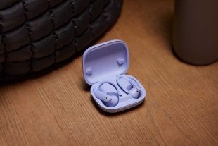 Los Powerbeats Pro 2 ofrecen hasta 10 horas de reproducción con la carga en los audífonos