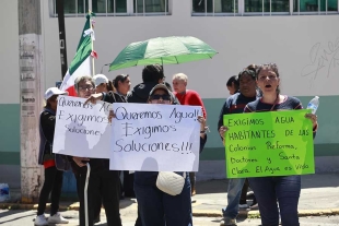 Detallaron que por bimestre el Ayuntamiento de Toluca, cobra más de 1,800 por el suministro aún cuando el agua no llega a sus domicilios.