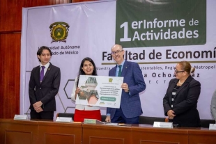 El rector de la UAEMéx, Carlos Eduardo Barrera Díaz, encabezó la lectura del primer informe anual de actividades de la directora de la Facultad de Economía, Sandra Ochoa Díaz.