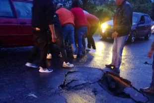 Algunos conductores que transitaban por el lugar en el momento del incidente detuvieron su marcha