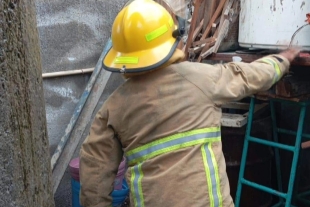 De inmediato, a la zona arribó el cuerpo de bomberos para atender el incidente