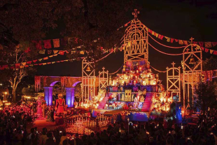 Este evento ofrece algunos otros espectáculos, destacando el show itinerante Comparsa