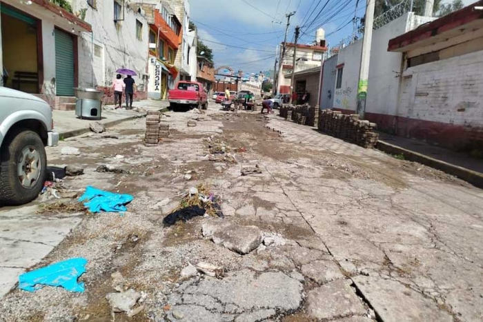 Este jueves las calles lucieron destrozadas, con el adoquín levantado y llenas de lodo. 