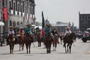 Concluye desfile cívico- militar en Toluca con la tradicional “guerra de espuma”