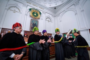 El rector de la UAEMéx, Carlos Eduardo Barrera Díaz, encabezó la ceremonia de Entrega de Grados de Maestría y Doctorado Otoño 2024