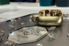 Con cristales Swarovski y sonido Bose, los audífonos más lujosos del año son de Motorola