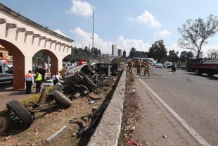 La pesada unidad y el automóvil siniestrado fueron remolcados en grúa