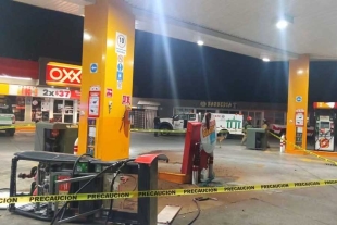 Elementos de la policía municipal acudieron al sitio y reportaron que, tras el choque, comenzó a derramarse combustible de una de las bombas. 