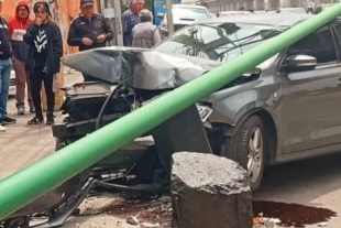 De acuerdo con los primeros reportes, la conductora presuntamente circulaba a exceso de velocidad