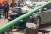 Choca contra poste en Metepec; conductora resulta ilesa