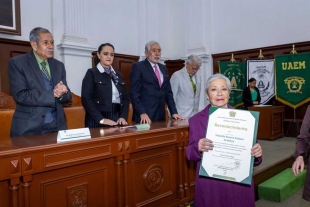 En este marco, destacó que rendir homenaje a las y los profesores y egresados que contribuyeron a la investigación científica