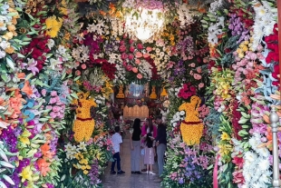 Alrededor de un millón de flores fueron las utilizadas para llenar de color y aroma el interior y la fachada de esta iglesia