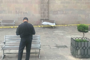 El hombre vestía pantalón negro y tenis negros con vivos blancos