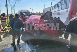 Se voltean en su auto en Zinacantepec