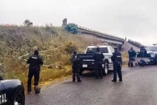 A un costado del cuerpo de aproximadamente 30 años, se localizó un mensaje dirigido a aquellos que se dedican al robo de transporte de carga