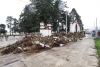 Basura y ramas afuera del panteón de Calixtlahuaca