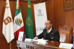 En esta presentación moderó el director de Publicaciones Universitarias, Jorge Eduardo Robles Álvarez, ante la directora de la Facultad de Humanidades