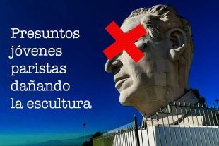 El rostro y la boca fueron pintados en colores rojo y negro, simulando un parche que alude a la represión y la censura.