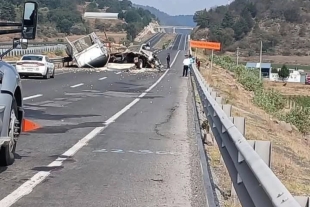 Un tractocamión estuvo involucrado en el percance, luego de que presuntamente el conductor perdiera el control