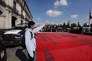 Dicha movilización, se unió a la huelga de hambre que desde el día de ayer un grupo de estudiantes de esta misma normal rural mantienen frente a Palacio de Gobierno Estatal.