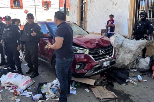 Luego del impacto, la basura quedó regada en toda la avenida