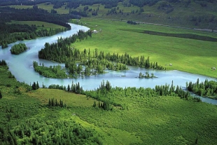 ARCHIVO: Las medidas para combatir la mala calidad del aire funcionan, como lo demuestra el caso de China. En la imagen, las montañas de Altai y los humedales del noroeste de China.