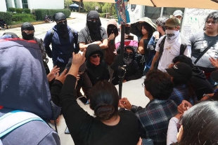El domingo, un grupo de estudiantes que promueve el regreso a clases acudió a las instalaciones para realizar una jornada de limpieza