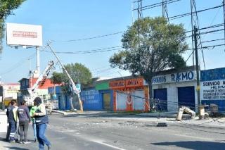 Choque derriba postes y provoca caos vial en Toluca