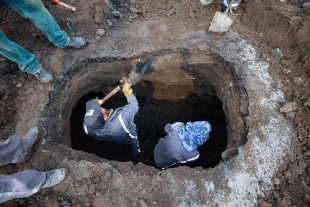 El boquete se abría originado por la rotura en las tuberías de drenaje derivado del intenso flujo de agua.