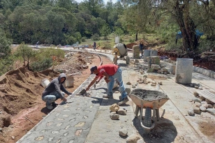 La meta este año es pavimentar 114 vías que conectarán comunidades y facilitarán el acceso a servicios básicos como salud y educación