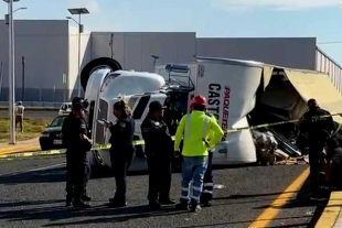 La volcadura provocó que la mercancía saliera de la caja, situación que fue aprovechada por algunas personas para intentar cometer rapiña.